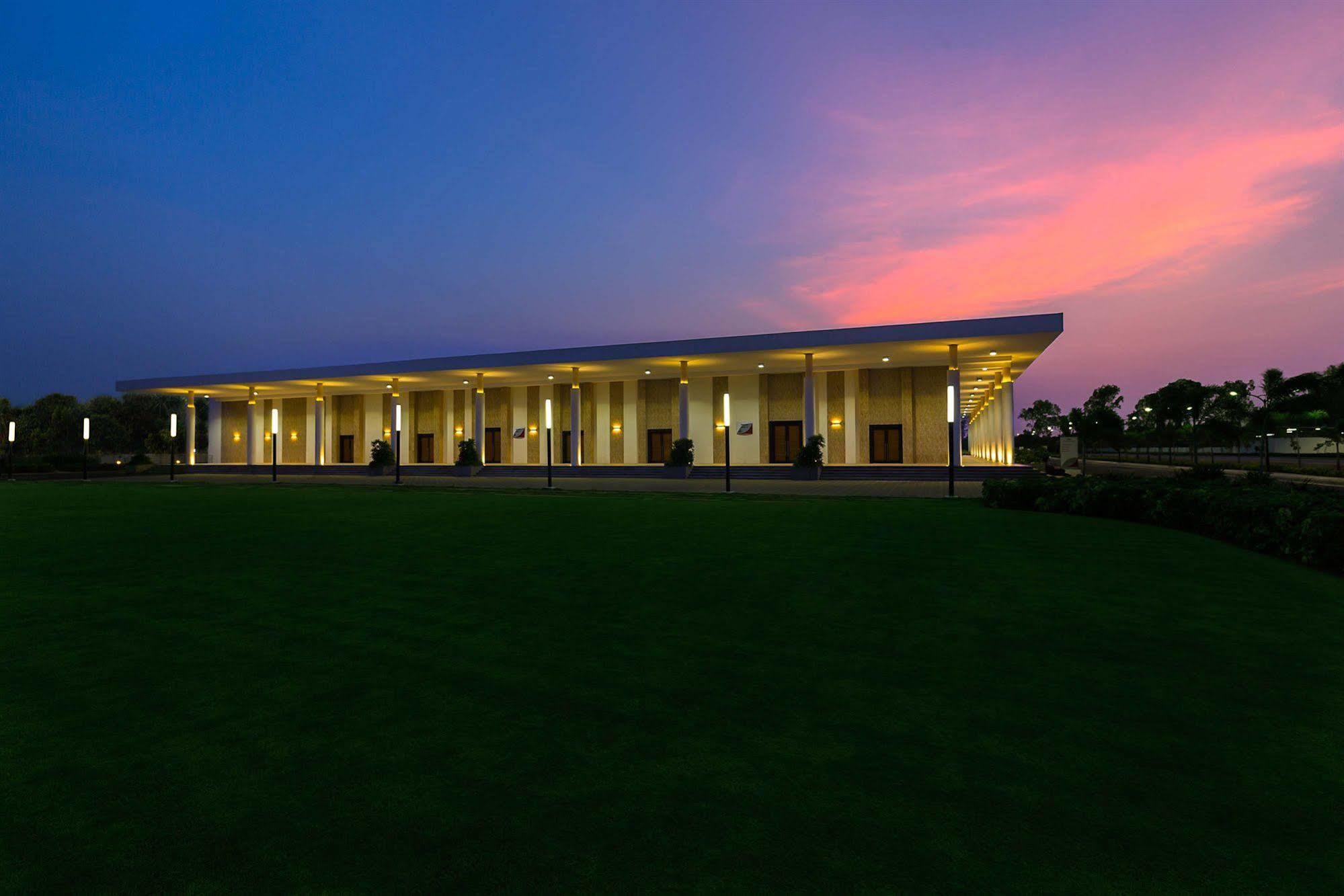 Confluence Banquets And Resort Mahabalipuram Buitenkant foto